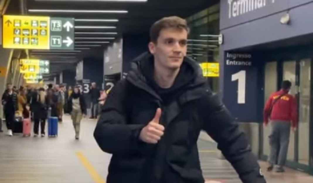 Diego Llorente Saat Tiba di Bandara di Italia Alasan AS Roma Rekrut Bek Leeds United Jebolan Akademi Real Madrid