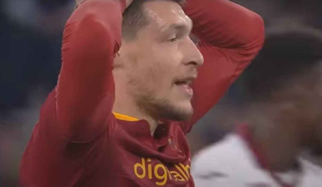 Ekspresi Andrea Belotti Usai Gagal Penalti di AS Roma Fiorentina Ingin Angkut Striker Pinggiran AS Roma