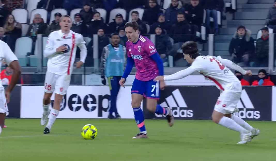 Federico Chiesa ketika mencetak gol ke gawang Monza Manchester United Siap Bayar 1,6 Trilyun Demi Kontrak Penyerang Sayap Lincah Juventus