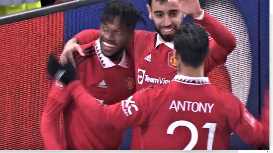 Fred, Bruno Fernandes, Antony merayakan gol ketiga Manchester United Menang, Tiga Gol Pemain Brasil, Dua Dari Tiga Assist Brasil Juga