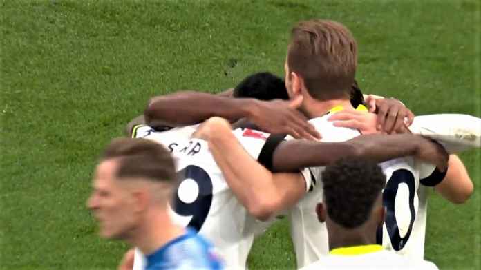 Harry Kane merayakan gol Piala FA bersama rekan-rekan Spurs