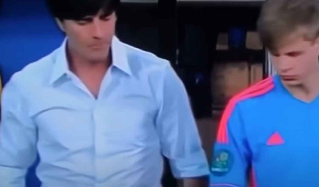 Joachim Low Saat Isengi Seorang Anak Gawang Joachim Low Saat Isengi Seorang Anak Gawang