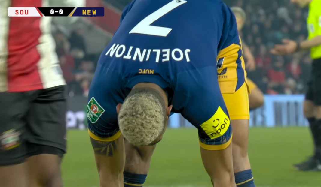 Joelinton saat melewatkan peluang di depan gawang Semifinal Piala Liga : Newcastle United Favorit Pastikan Satu Tempat di Babak Final