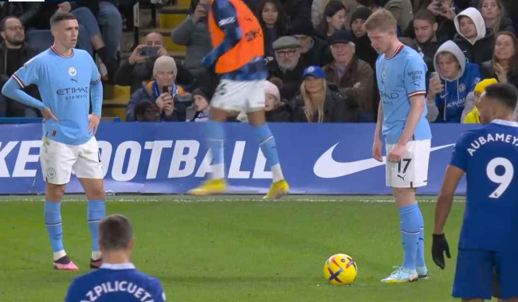 Kevin de Bruyne eksekusi tendangan bebas Unggul Skuad, Performa, Head to Head, Manchester City Diunggulkan Menang di Piala FA