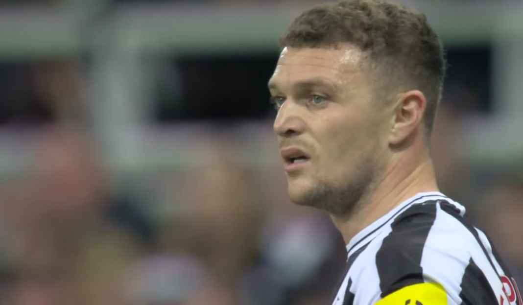 Kieran Trippier bersiap eksekusi free kick Tembok Pertahanan Klub Pangeran Arab Saudi Bakal Diuji Ketajaman Mitrovic dan Fulham
