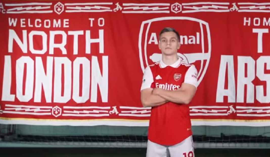Leandro Trossard Memakai Jersey Arsenal Usai resmi Divoyong dari Brighton Resmi ke Arsenal, Mikel Arteta Langsung Tantang Leandro Trossard!