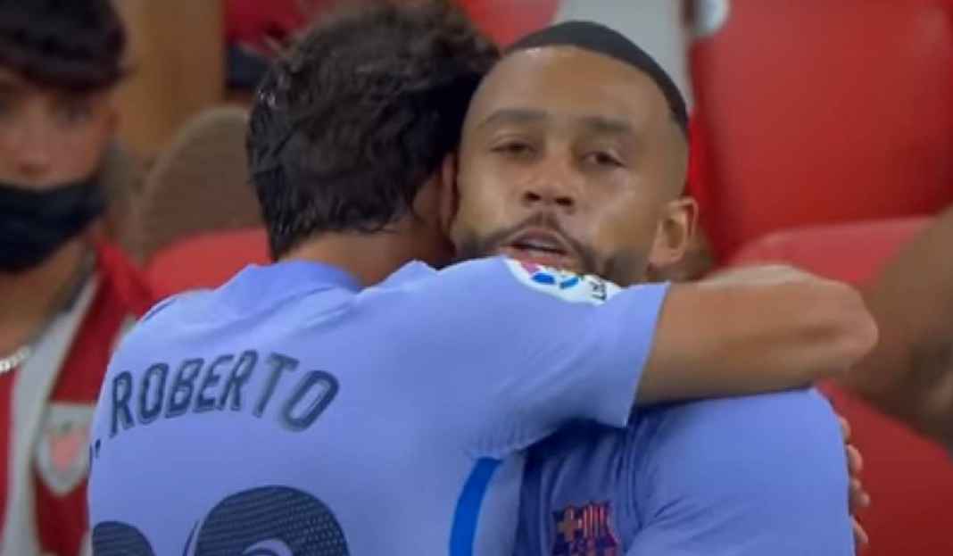 Memphis Depay Berpelukan dengan Sergi Roberto Usai Cetak Gol Xavi Hernandez Isyaratkan Memphis Depay Cabut dari Barcelona