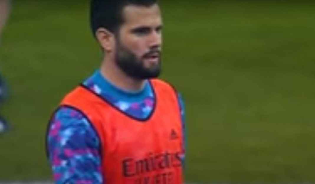 Nacho Fernandez Sedang Memakai Baju Latihan Real Madrid Real Madrid Bakal Tunda Nacho Fernandez Cabut dari Bernabeu