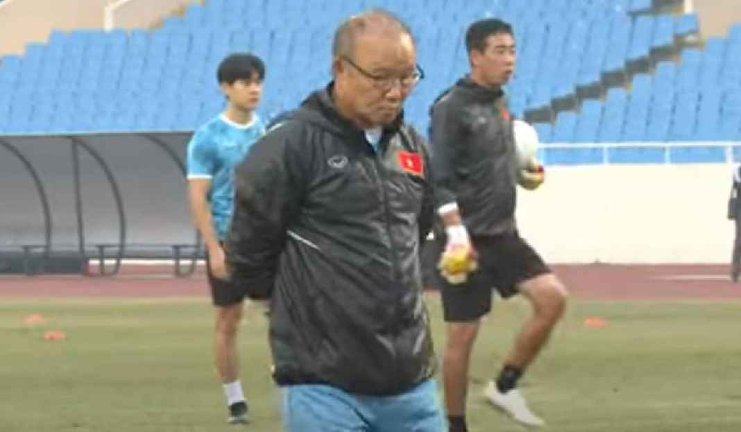 Park Hang-seo Sedang Memantau Latihan Pemain Vietnam Jelang Hadapi Indonesia Tensi Memanas Jelang Vietnam vs Timnas Indonesia di Piala AFF 2022, Ini Kata Park Hang-seo