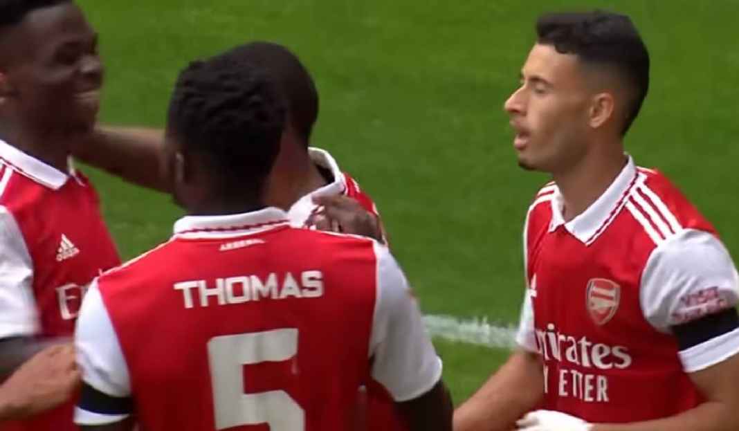 Pemain Arsenal Sedang Selebrasi Usai Mencetak Gol Arsenal Dijelek-jelekin Gary Neville, Bacary Sagna Nggak Terima!