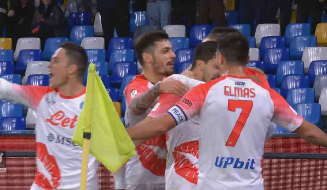 Pemain Napoli Melakukan Selebrasi Usai Cetak Gol ke Gawang Cremonese Kasihan Banget, Napoli Dibikin Malu di Coppa Italia!