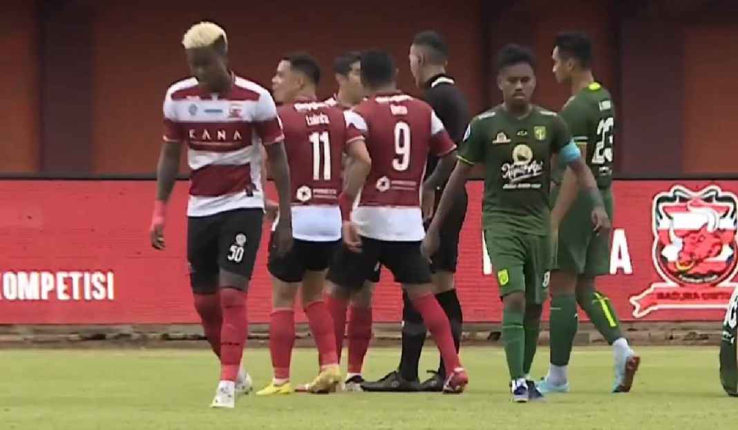 Pemain Persebaya dan Madura United di Liga 1 2022-23 Hasil Madura United vs Persebaya Surabaya di Liga 1: Bajul jo Paksa Laskar Sape Kerrab Telah 3 Kekalahan Beruntun!