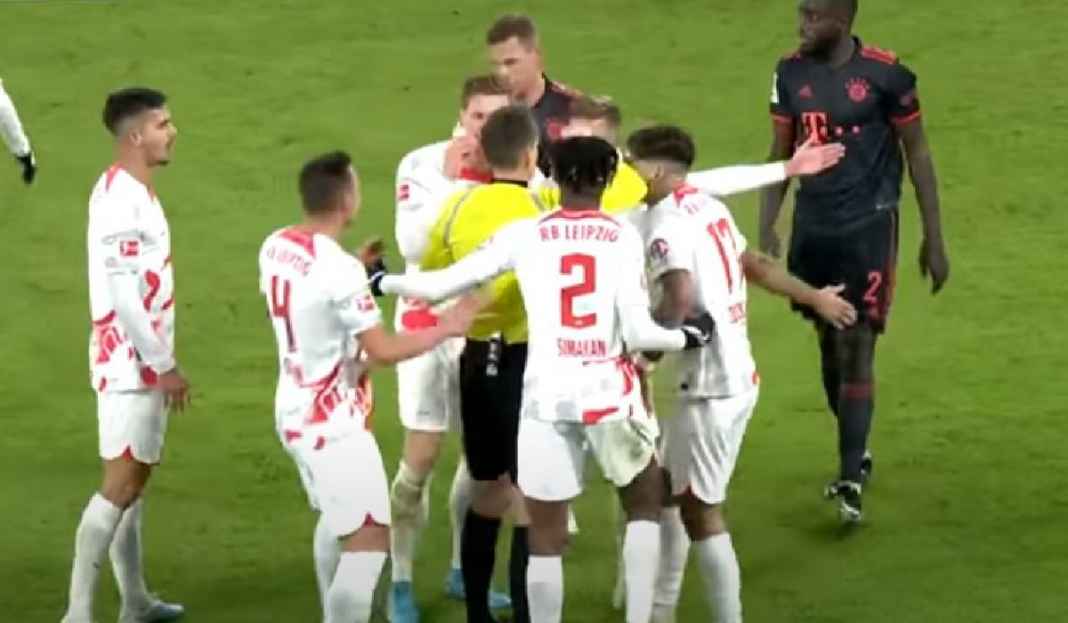 Pemain RB Leipzig Lakukan Protes Keputusan Wasit Lawan Bayern Munchen Liga Jerman Bergulir Lagi, Bayern Munchen Gagal Menang!