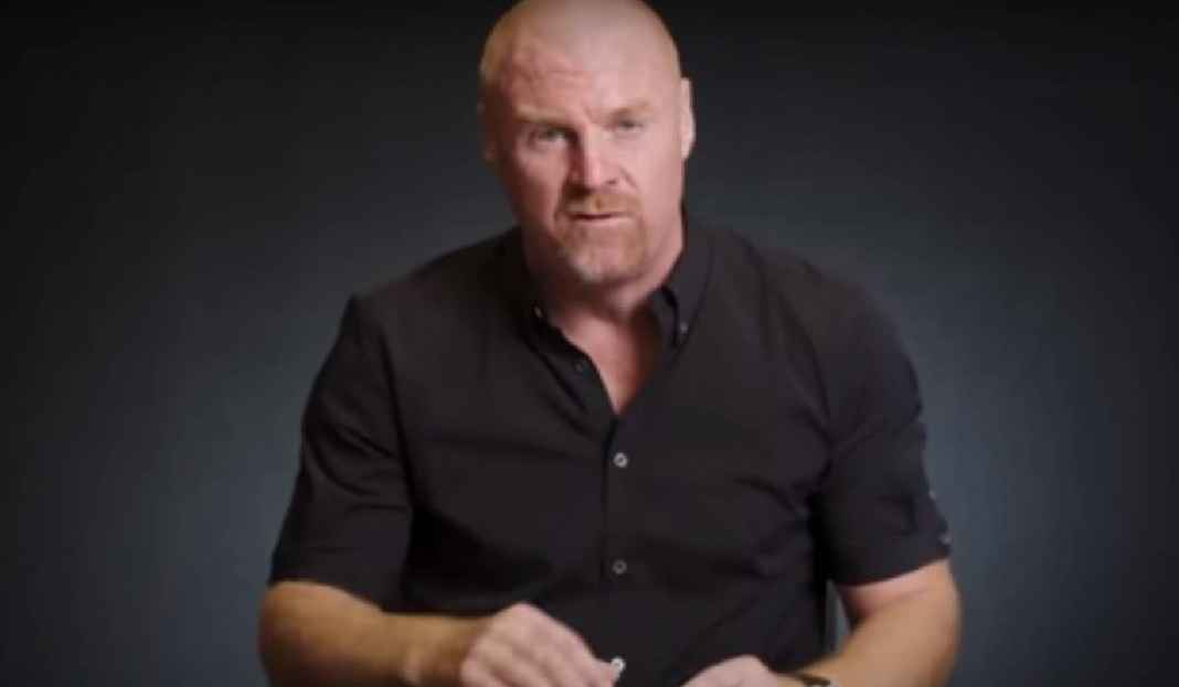 Sean Dyche Sedang Menganalisa Pertandingan Ssst, Sean Dyche Calon Kuat Pelatih Baru Everton