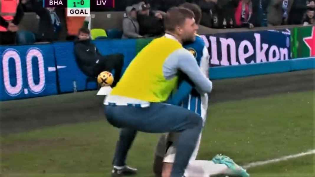 Solomon March merayakan golnya ke gawang Liverpool Solomon March merayakan golnya ke gawang Liverpool