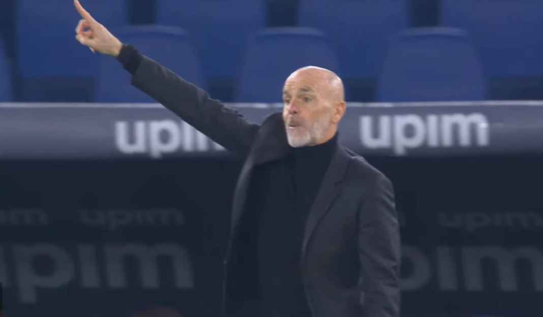 Stefano Pioli Sedang Berikan Instrksi untuk Pemain Milan Kontra Lazio AC Milan Babak Belur, Fulvio Collovati: Stefano Pioli Berani Tegas Dong ke Pemain!