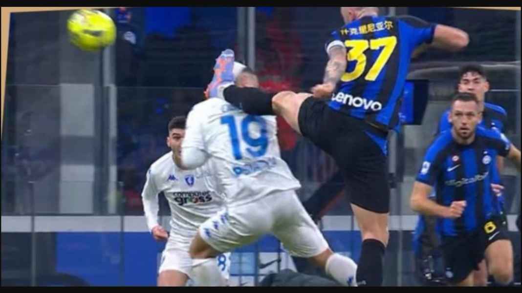 Tendangan karate Milan Skriniar ke Francesco Caputo Tendangan Karate Milan Skriniar Bikin Inter Gagal Merebut Posisi 2 Liga Italia