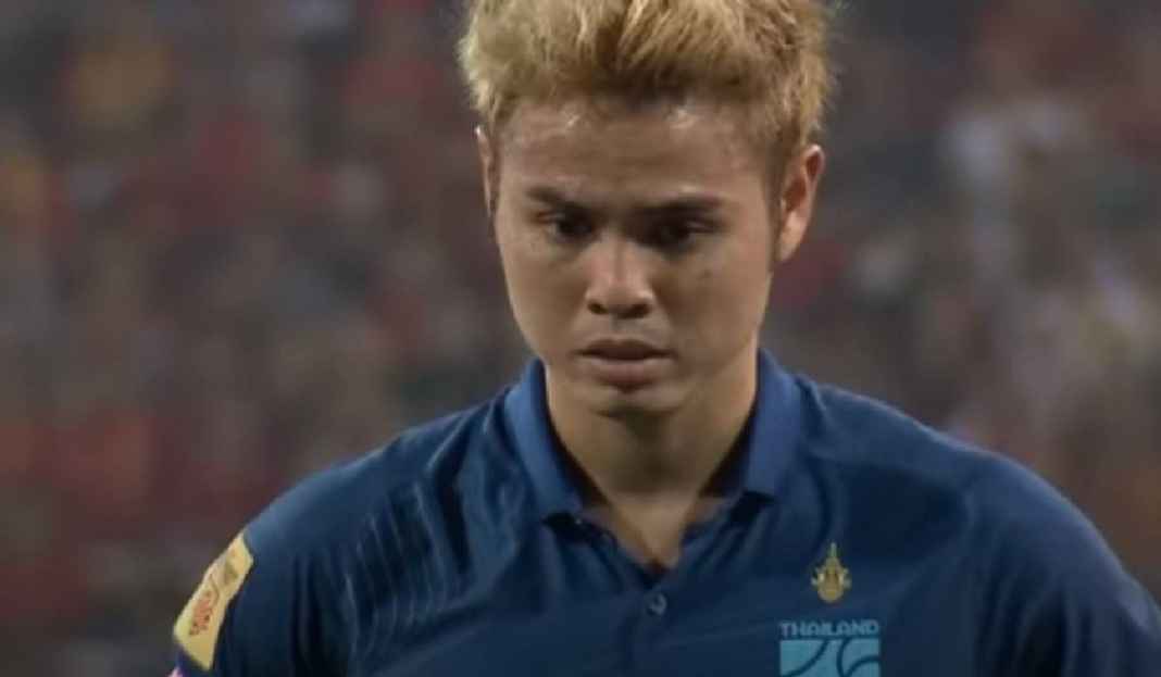 Theerathon Bunmathan Saat Sedang Mengambil Tendangan Bebas Di Laga Vietnam vs Thailand Duh, Komentar Theerathon Bunmathan Bisa Bikin Timnas Vietnam Ciut Nih