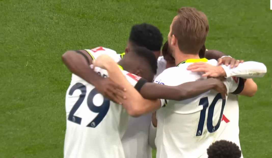 Tottenham rayakan gol Harry Kane Tottenham Manfaatkan Rekor Kandang Untuk Hentikan Kedigdayaan Meriam London