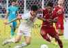 Marselino Ferdinan sedang berduel dengan pemain Vietnam di leg pertama semifinal Piala AFF 2022