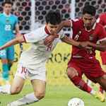 Marselino Ferdinan sedang berduel dengan pemain Vietnam di leg pertama semifinal Piala AFF 2022