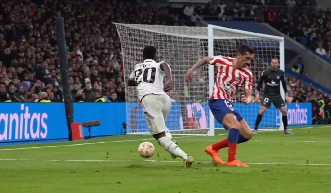 Vinicius melewati hadangan Stefan Savic Liga Spanyol : Karim Benzema Cs Bidik Empat Kemenangan Beruntun Saat Jamu Rea; Sociedad