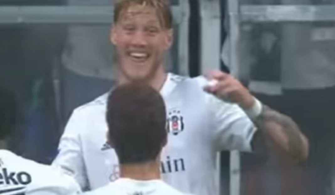 Wout Weghorst Selebrasi Dengan Pemain Besiktas yang Lain Manchester United Ingin Rekrut Wout Weghorst, Legenda Belanda: Mending Jangan Deh!