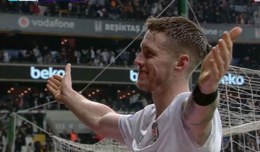 Wout Weghorst salah perpisahan untuk fans Besiktas Transfer Segitiga : Ronaldo ke Al-Nassr, Aboubacar ke Besiktas, Weghorst ke Manchester United