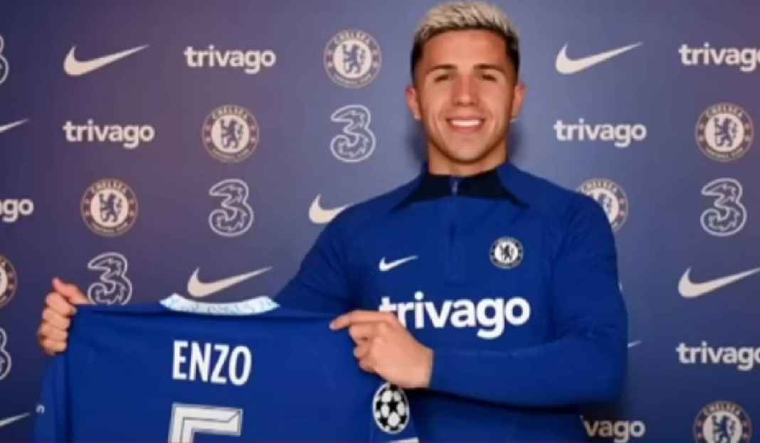 Ebzo Fernandez dengan Jersey Chelsea Usai Ditebus Chelsea, Enzo Fernandez Bilang Gini