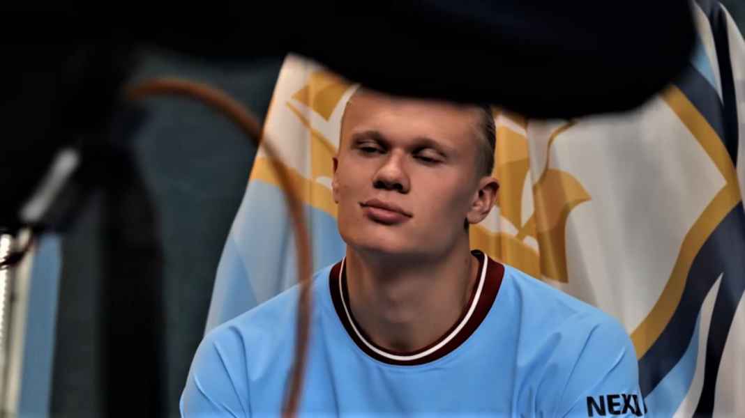 Erling Haaland berpose di hari pertama di Man City Hasil Manchester City vs Aston Villa, Kembali Menang Setelah Haaland Penyedia Assist