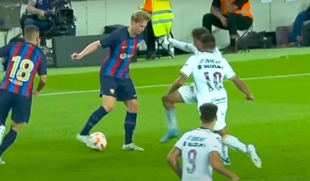 Frenkie De Jong Sedang Membela Laga Barcelona Waduh, Frenkie de Jong Dilarang Cabut dari Barcelona!