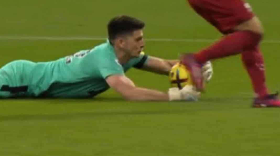 Handball Nick Pope Naik ke Ranking 8 Liga Inggris Usai Liverpool Jaga Tradisi Menang atas Newcastle