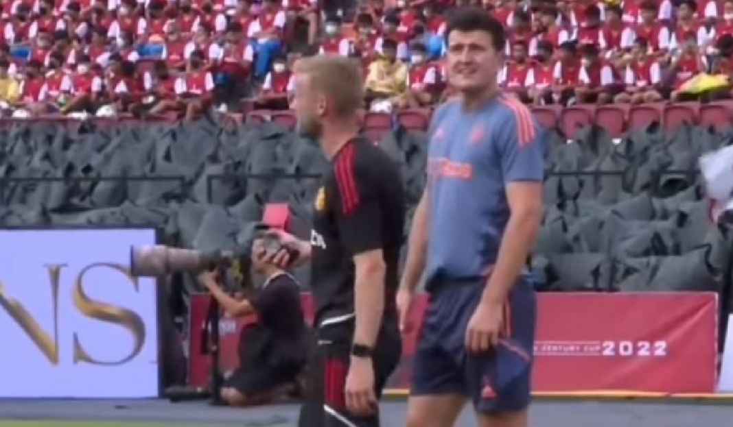Harry Maguire Sedang Ngoborol dengan Staf Manchester United Tanda-tanda Karier Harry Maguire Tamat di Manchester United