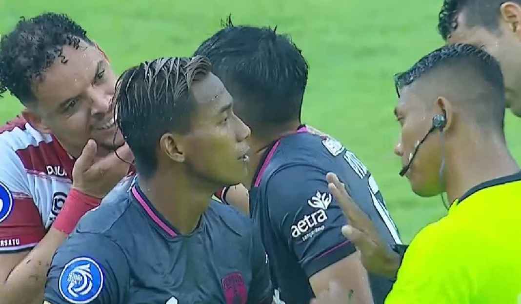 Hasil Madura United vs Persita Tangerang Hasil Madura United vs Persita Tangerang di Liga 1: Diwarnai Kartu Merah, Wildan Ramdhani Paksa Laskar Sape Kerrab Main Imbang!