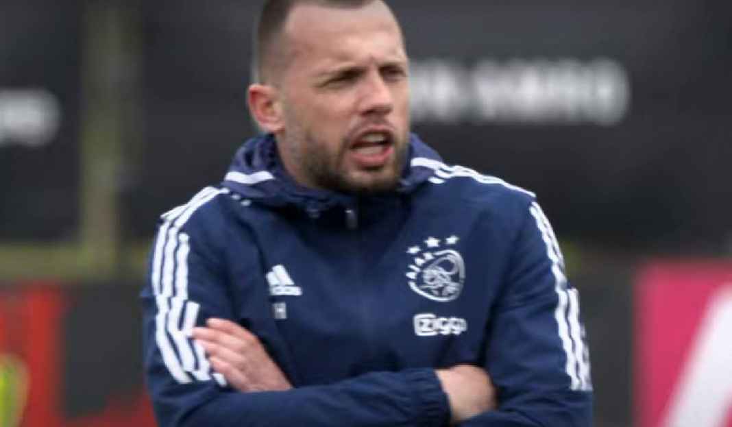 John Heitinga Memimpin Latihan Ajax Amsterdam Ajax Amsterdam Tunjuk John Heitinga Sebagai Pelatih Anyar