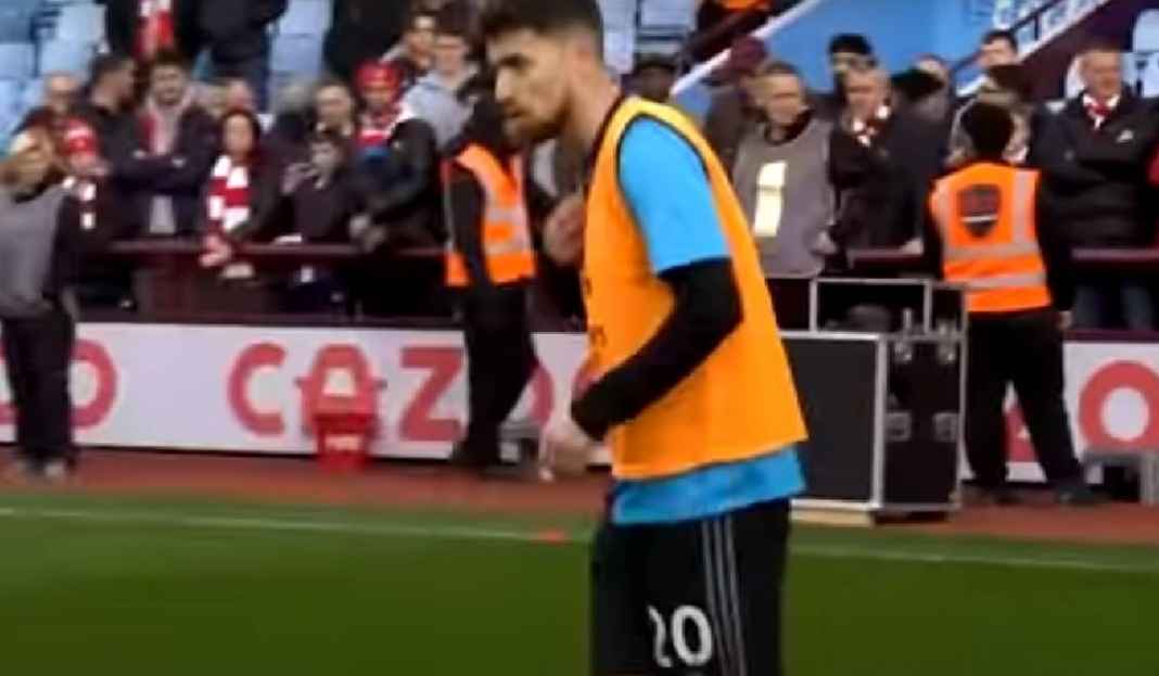 Jorginho Sedang Lakukan Pemanasan Jelang Laga Aston Villa vs Arsenal Mantap Gabung Arsenal, Jorginho Beberkan Alasannya