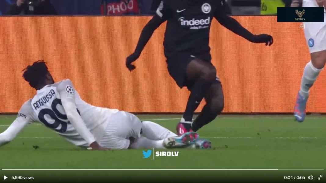 Kartu merah Kolo Muani Gagal Penalti dan Satu Kartu Merah Warnai Kemenangan Napoli di Frankfurt