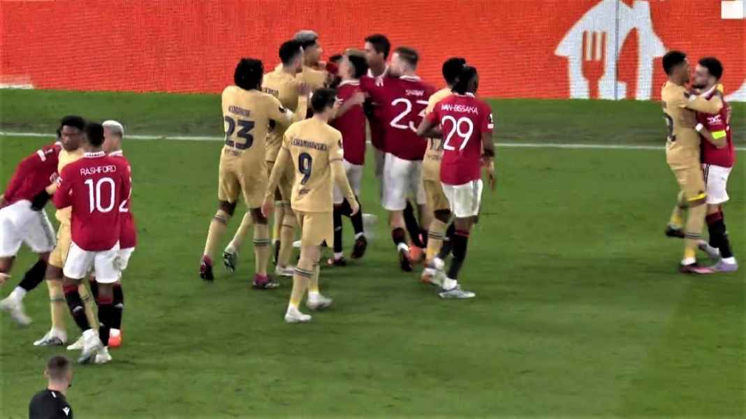 Perkelahian pemain Manchester United lawan Barcelona Perkelahian Bruno vs Kessie Mewarnai Laga Manchester United vs Barcelona