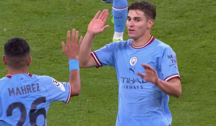 Riyad Mahrez dan Julian Alvarez rayakan gol Prediksi Bournemouth vs Manchester City, The Citizens Harap Kembali ke Jalur Kemenangan