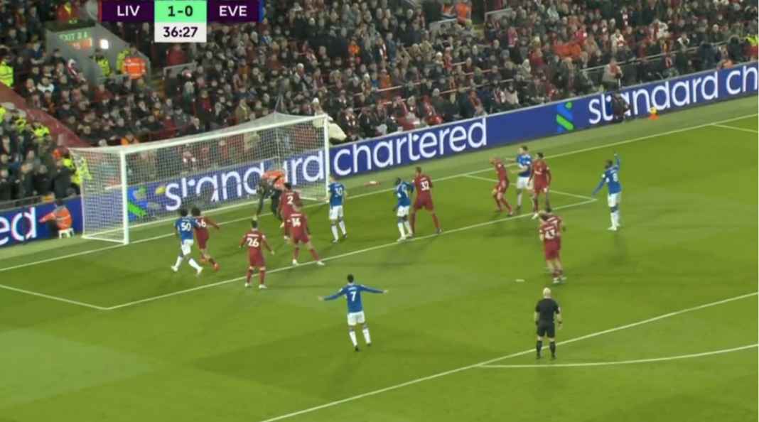 Serangan Everton membentur tiang Everton Nyaris Bobol Gawang Liverpool, 10 Detik Sebelum Gol Mo Salah