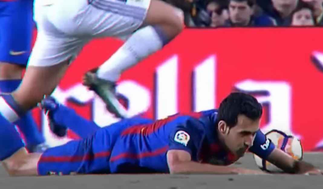 Sergio Busquets dalam sebuah laga El Clasico melawan Real Madrid Sergio Busquets dalam sebuah laga El Clasico melawan Real Madrid