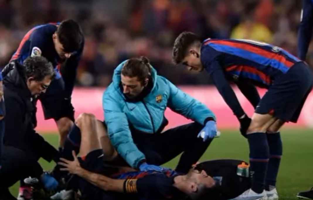 Sergio Busquets saat Cedera di Laga Kontra Sevilla Sergio Busquets saat Cedera di Laga Kontra Sevilla