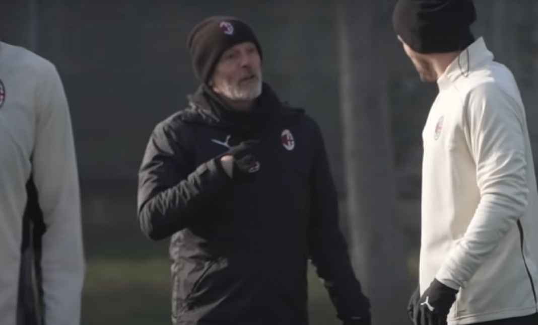 Stefano Pioli dalam Sebuah Sesi Latihan AC Milan Stefano Pioli dalam Sebuah Sesi Latihan AC Milan