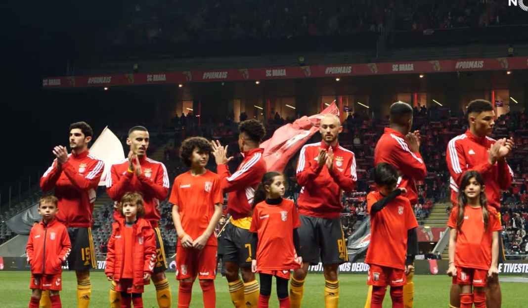 Tim Benfica berpose sebelum pertandingan Prediksi Club Brugge vs Benfica : Rekor Kandang Debutan Fase Gugur Liga Champions Sedang Buruk