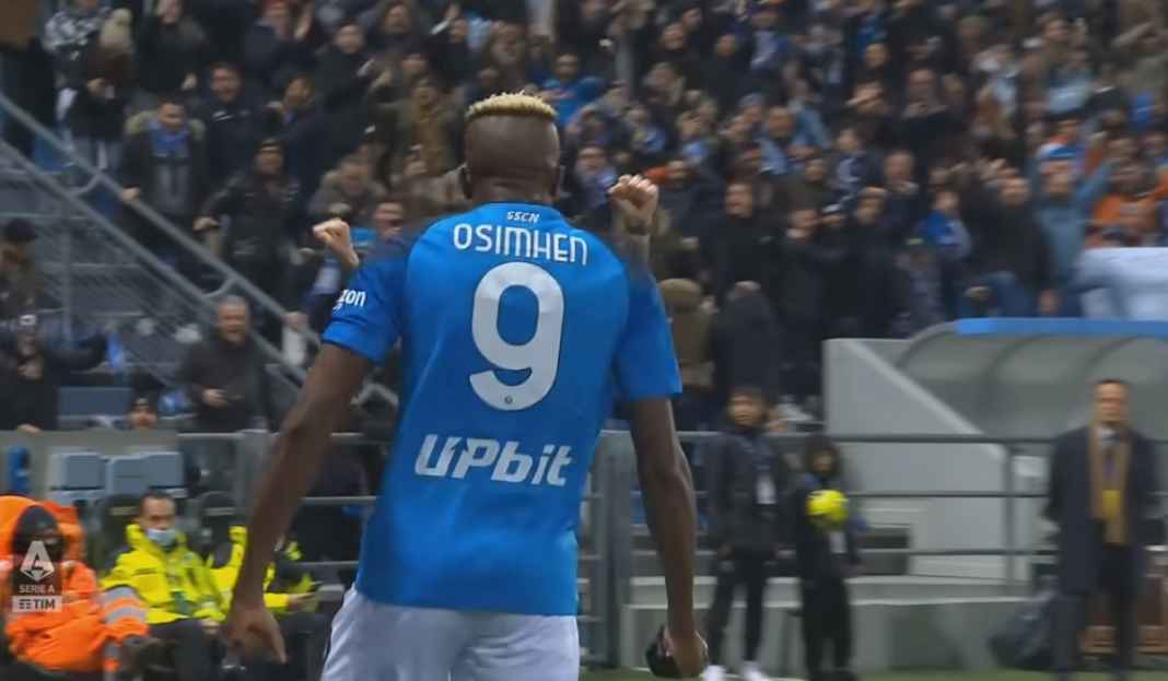 Victor Osimhen rayakan gol ke gawang Sassuolo Prediksi Eintracht Frankfurt vs Napoli, Osimhen Menakutkan, Tapi Performa Tuan Rumah Sedang Bagus