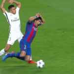Aksi diving Luis Suarez saat masih membela Barcelona di ajang Liga Champions melawan PSG