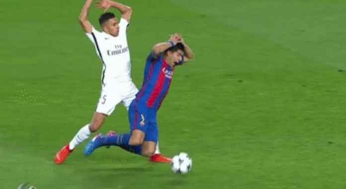 Aksi diving Luis Suarez saat masih membela Barcelona di ajang Liga Champions melawan PSG