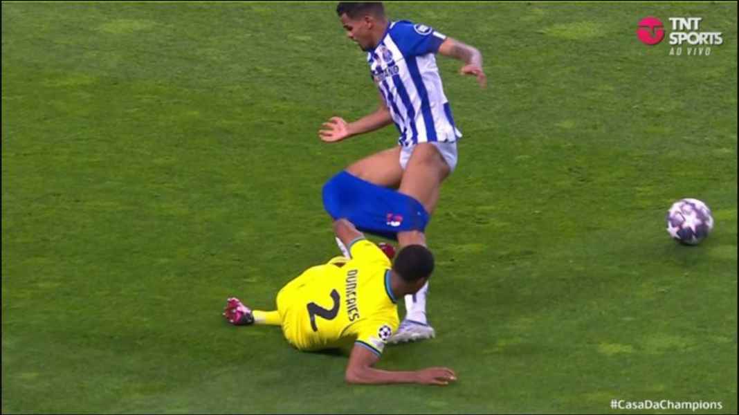 Denzel Dumfries vs Galeno Dumfries Perosoti Celana Pemain Porto Warnai Laga Leg Kedua Liga Champions