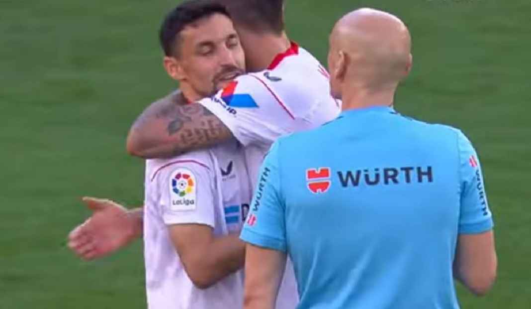 Dua Pemain Sevilla Berpelukan Usai Menangkan Laga Kontra Almeria di La Liga Ketemu Manchester United, Sevilla Tahu Bagaimana Caranya untuk Kalahkan!