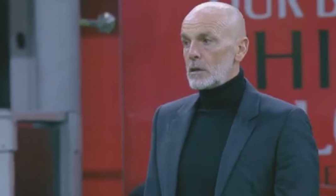Ekspresi Stefano Pioli di Laga AC Milan vs Salernitana AC Milan Ditahan Imbang Tim Papan Bawah, Stefano Pioli Sentil Rafael Leao